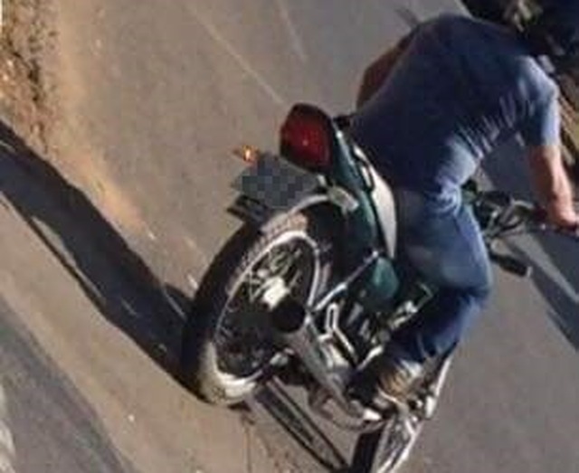 Em um vídeo, gravado por uma das vítimas, o homem aparece em uma motocicleta verde (Imagem: Reprodução)