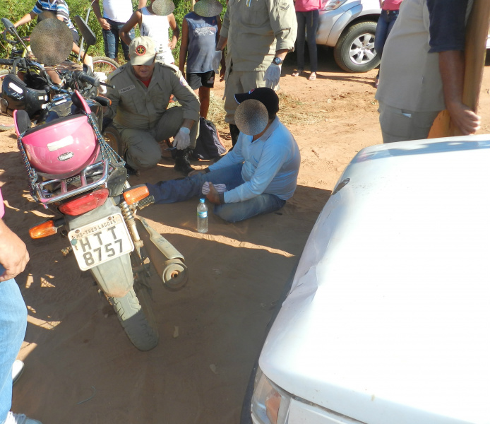 Um motorista não enxergou o outro condutor devido ao matagal em um cruzamento no Conjunto Habitacional Violetas II.Foto: Rádio Caçula