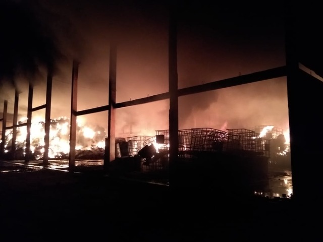 Incêndio em galpão de uma indústria de resíduos próxima à Água Clara. Foto: 5º GBM.