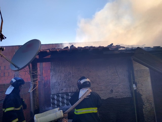 Equipe do 5º GBM combatendo incêndio em uma residência no bairro Vila Guanabara. Foto: 5º GBM.