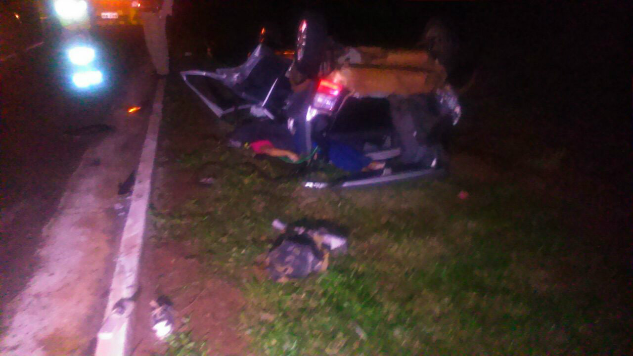 Veículo Uno ficou destruído com o capotamento(Foto: Laudinei dos Santos) 