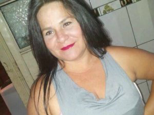 Elisangela Aparecida Barbosa de Oliveira Silva, de 41 anos, foi morta com um tiro no pescoço. (Foto: Reprodução/ Facebook)