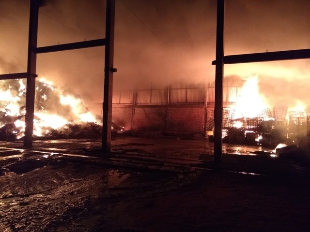 Incêndio em galpão de uma indústria de resíduos foi controlado no início da manhã de domingo (27) . Foto: 5º GBM.
