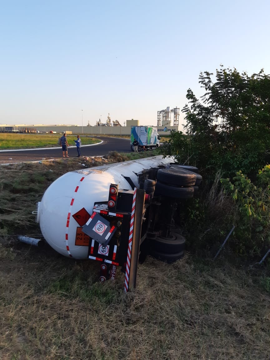 A carreta ficou tombada às margens da BR 262. Foto: 5º GBM.