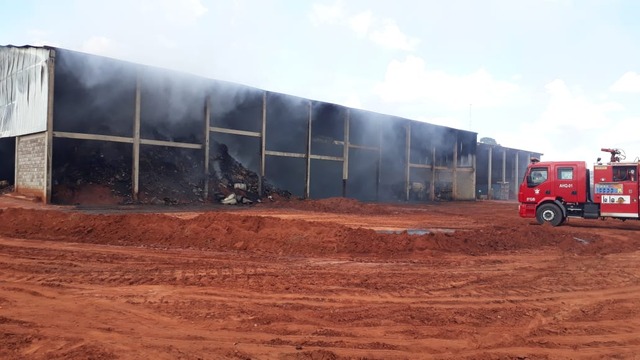 Após controle do incêndio, bombeiros realizaram trabalho de rescaldo. Foto: 5º GBM.