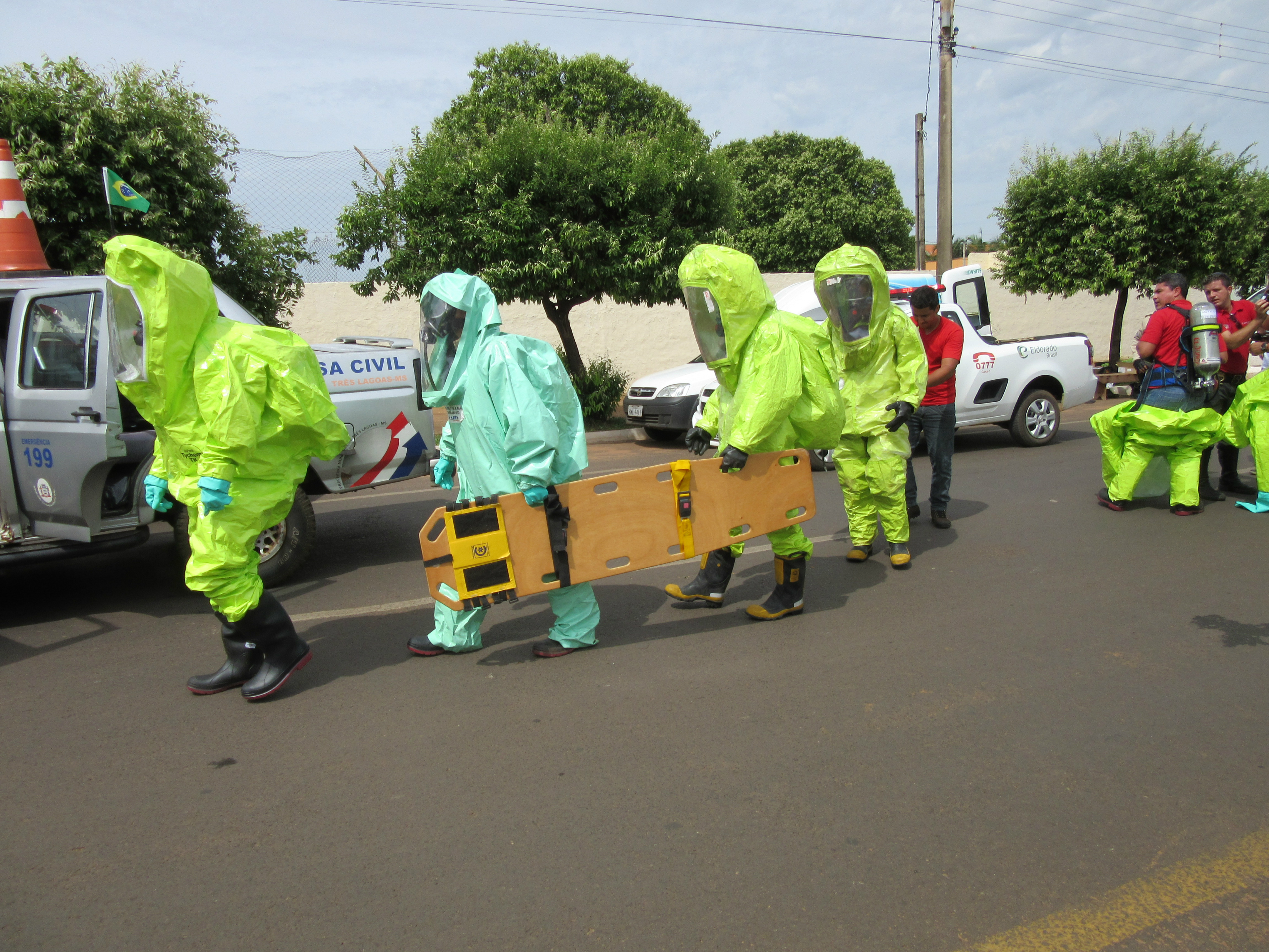 Foto: Os participantes usavam roupa de proteção de nível A – Que oferece maior proteção para esses tipos de ocorrência