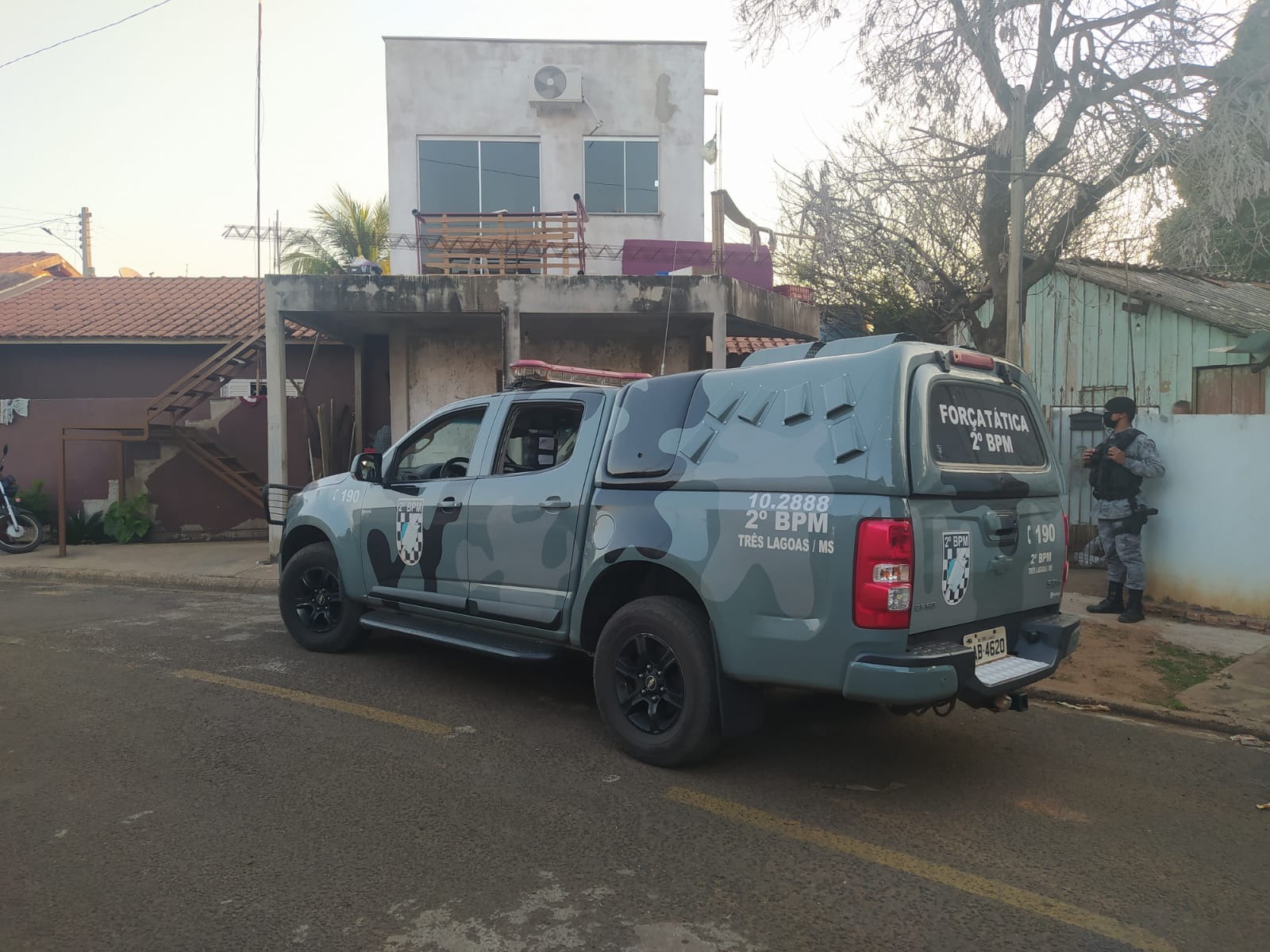 Em apoio à Inteligência da Polícia Militar, equipe da Força Tática localiza e prende foragido da Justiça. Foto: 2º BPM/Força Tática.