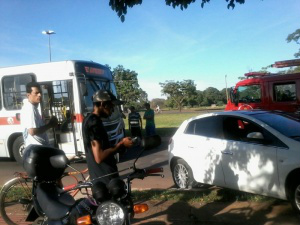 Acidente envolveu ônibus e carro de passeio.