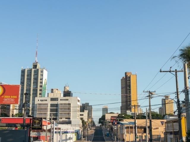 Campo Grande amanheceu com céu claro nesta segunda-feira. (Foto: Henrique Kawaminami)
