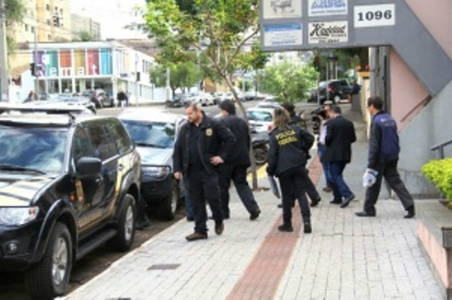 Operação Lama Asfáltica cumpre 19 mandados de busca e apreensão. Um deles foi em galeria na rua Arthur Jorge. (Foto: Marcos Ermínio)