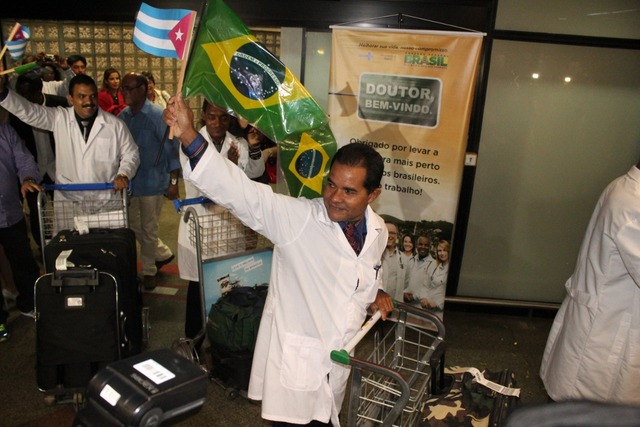 Médicos cubanos chegando ao Brasil em agosto de 2013 pelo aeroporto de Brasília (DF). - Foto: REPRODUÇÃO/Rogério Tomaz Jr