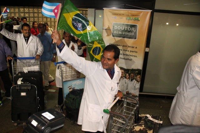 Médicos cubanos chegando ao Brasil em agosto de 2013 pelo aeroporto de Brasília (DF). - Foto: REPRODUÇÃO/Rogério Tomaz Jr