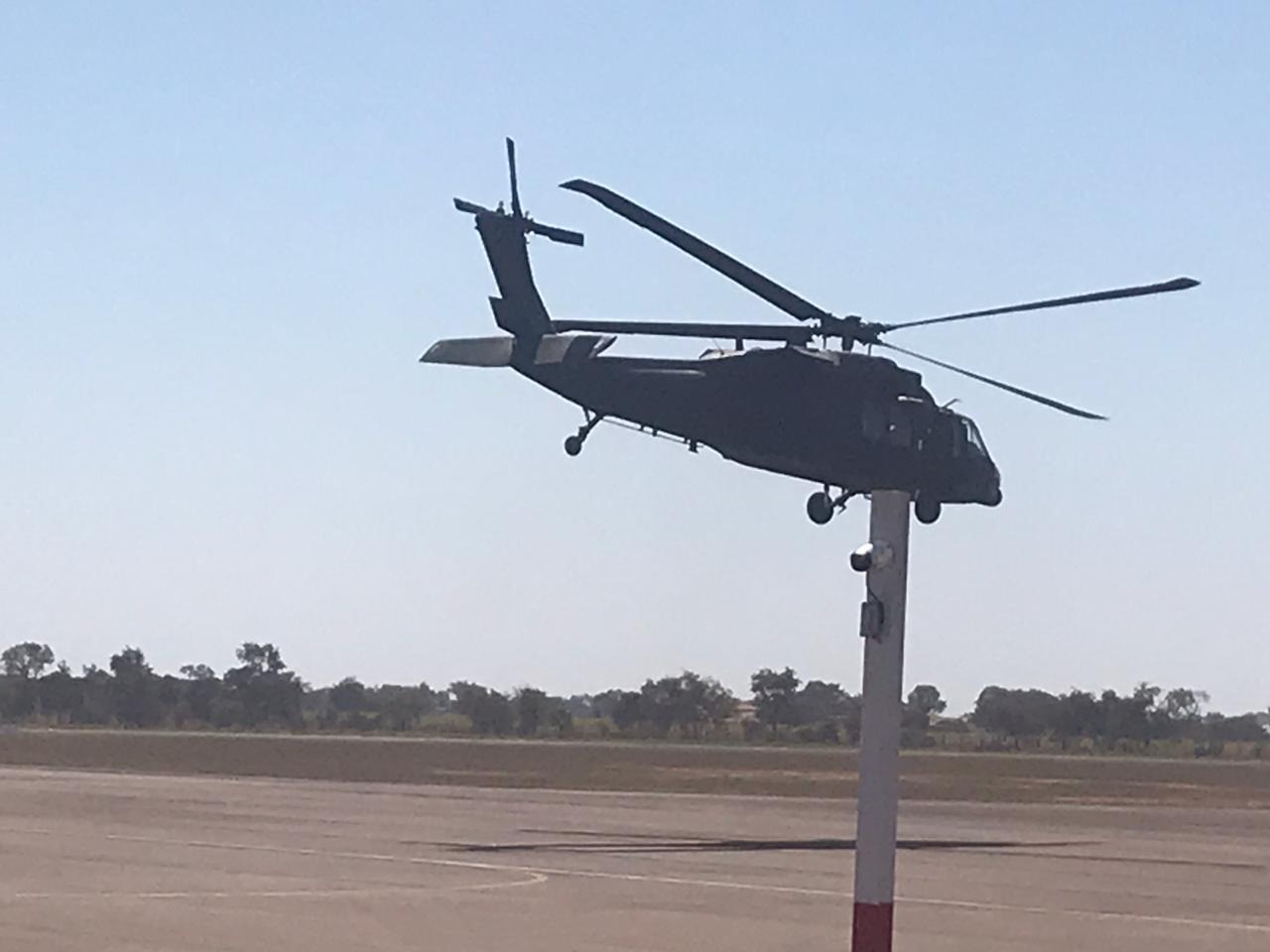 Helicóptero da FAB em apoio a interceptação da aeronave com drogas. Foto: Marco Campos/Rádio Caçula.