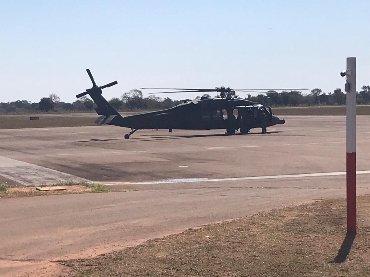 Helicóptero da FAB em apoio a interceptação da aeronave com drogas. Foto: Marco Campos/Rádio Caçul