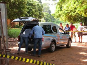 Corpo de menina de 12 anos foi encontrado em terreno baldio coberto por folhas. (Foto: ZDK News)