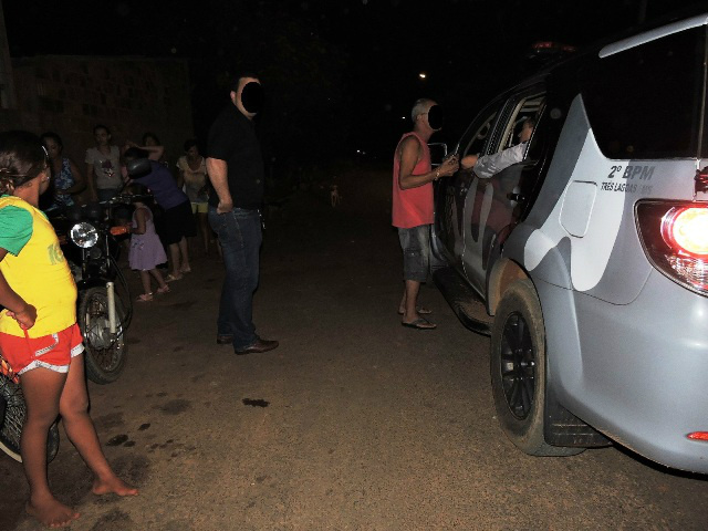 Padrastro de camiseta vermelha relata o acontecido ao policiais.Foto:Rádio Caçula
