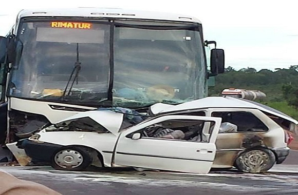 Foto: Geferson Fraga Almeida - Portal Água ClaraÔnibus e Gol colidiram por volta das 5h desta quarta-feira