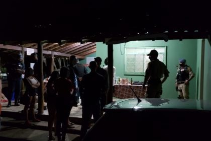 Festinha é encerrada em rancho. Foto: PMTL..