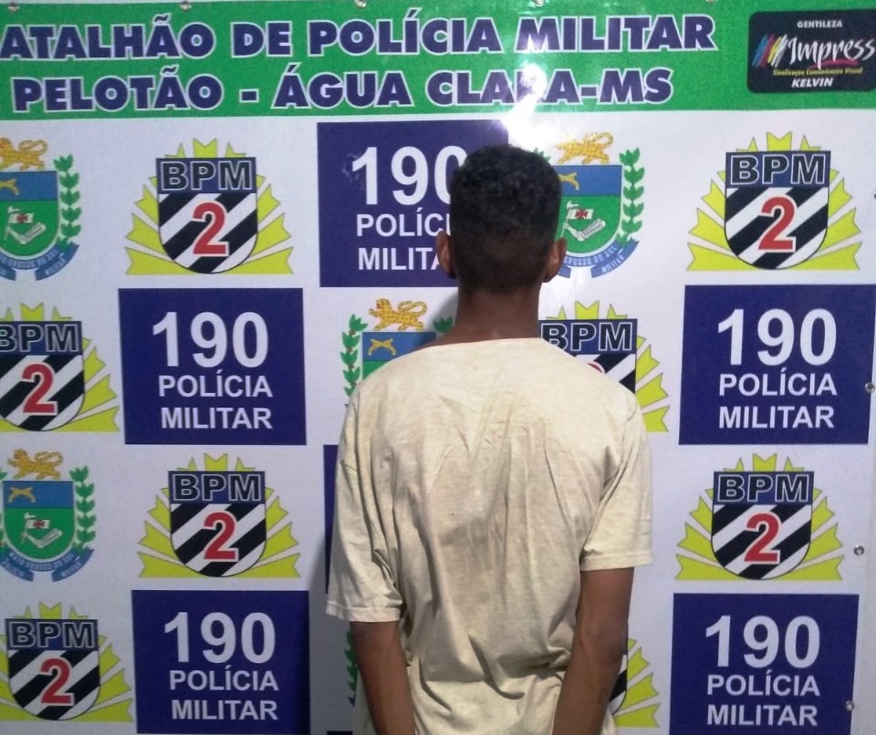 Policia Militar de Água Clara prendeu traficante de drogas.