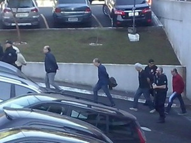 Presos deixaram a carceragem da PF algemadose foram levados para o IML em uma van(Foto: Edi Carlos / RPC)/Divulgação.