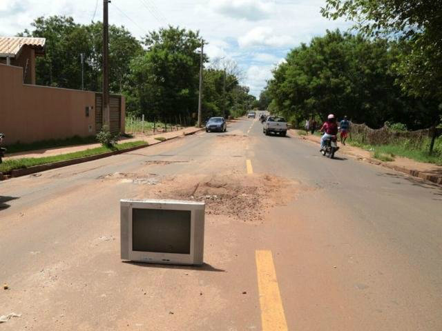 Televisor foi colocado na Rua Catiguá para sinalizar os motoristas. (Foto: Fernando Antunes)