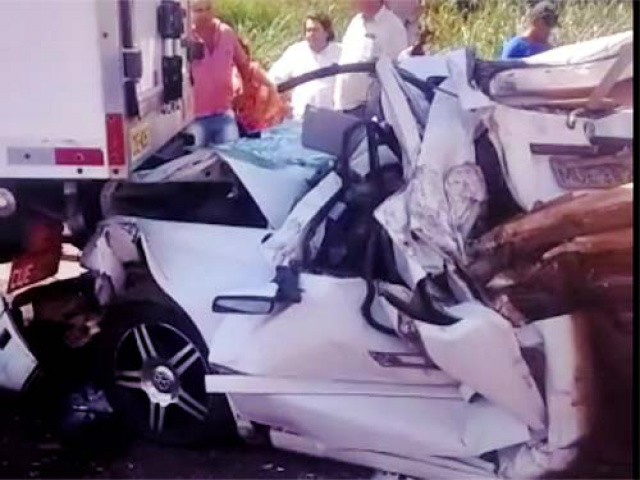Segundo o Corpo de Bombeiros, o acidente aconteceu por volta das 13h30; os carros iam para Ilha.
