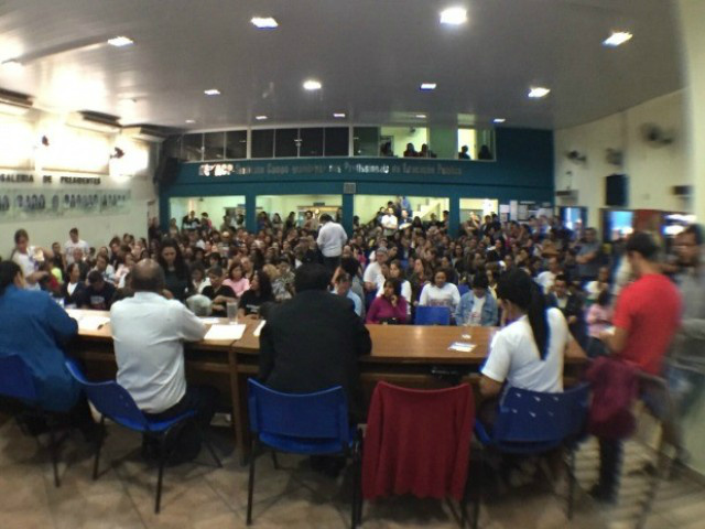 Professores se reuniram em assembleia na ACP na manhã desta sexta-feira (10). (Foto: Osni Miranda/TV Morena)