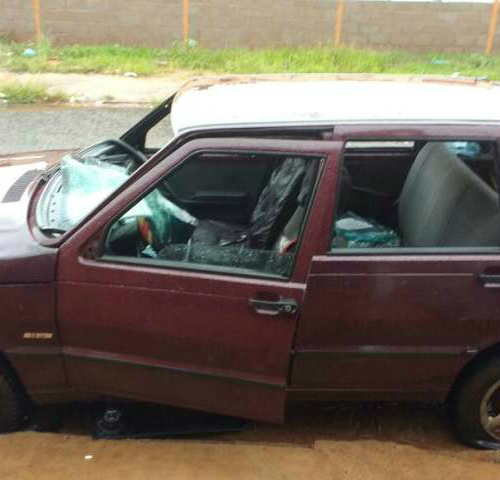 O carro de Edhem foi depredado por vizinhos (Foto: Reprodução)