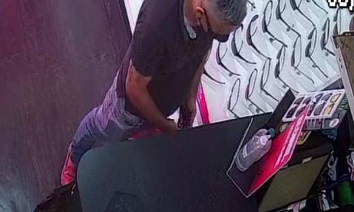 O autor do furto em ação. Foto: Imagens de segurança.