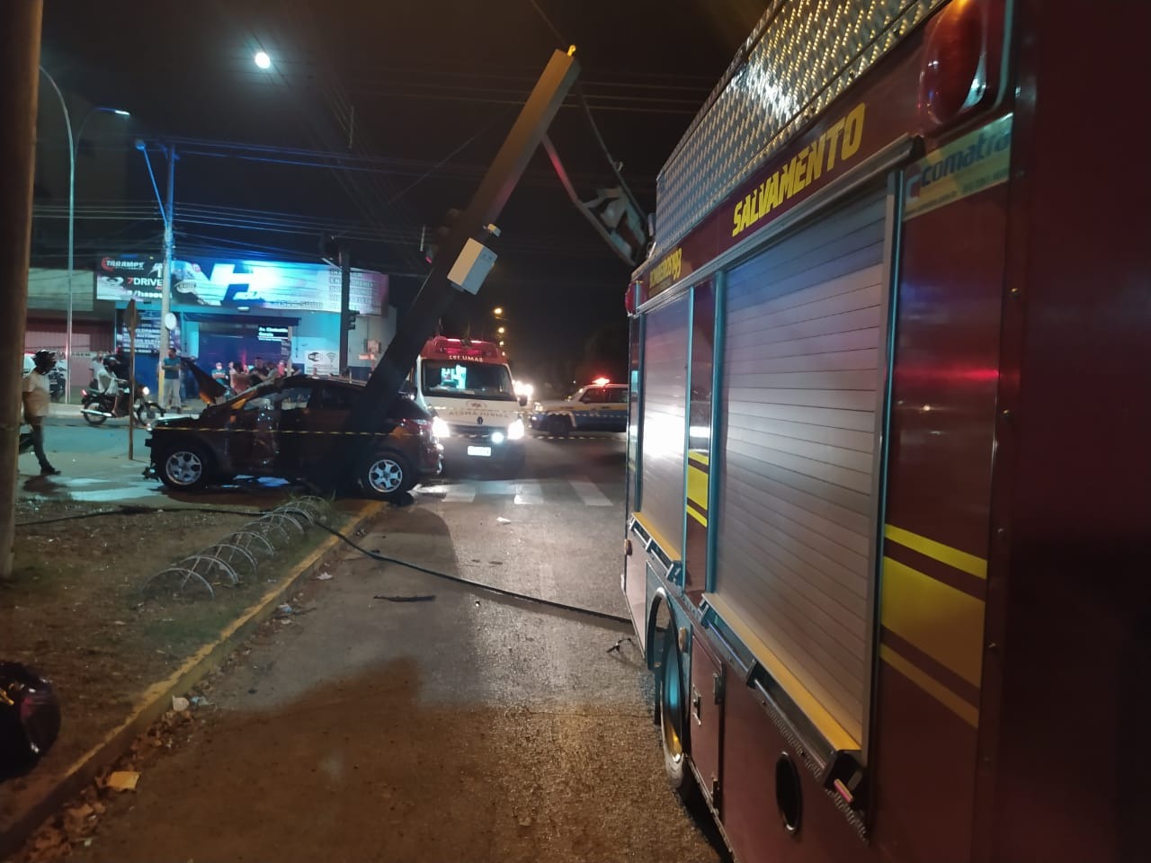 No local, existe um semáforo que ficou totalmente danificado, assim como os dois veículos - HB20 e motocicleta - tamanha a força da colisão. Foto: 5º GBM.