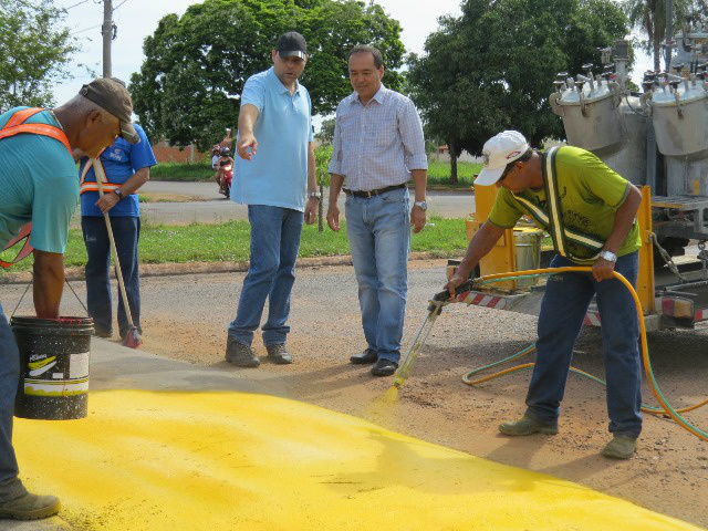 Dirceu Deguti, secretário de Infraestrutura, Transporte e Trânsito esteve hoje pela manhã (04) em obras pelas ruas de Três Lagoas. Foto: Ascom