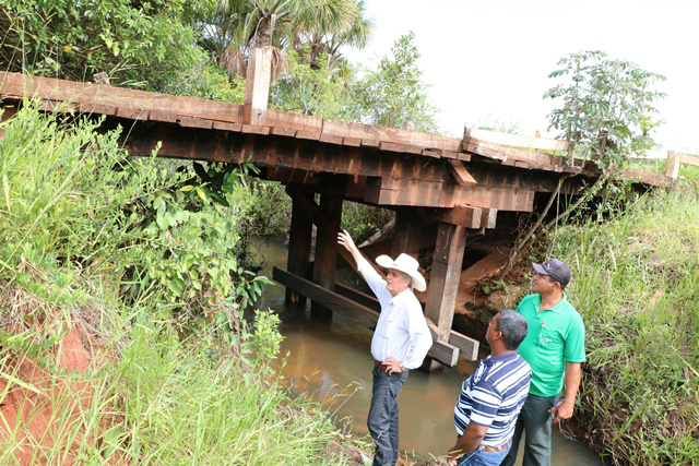O Prefeito determinou a recuperação da ponte no distrito de Arapuá.