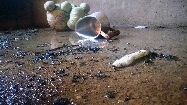 Chamas destruíram colchões, roupas e sapatos dos moradores. (Fotos: Rádio Caçula).