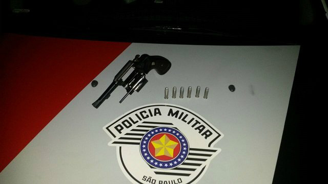 Revólver foi encontrado em caixa de som, na casa de rapaz abordado na rua ( Divulgação: PM )