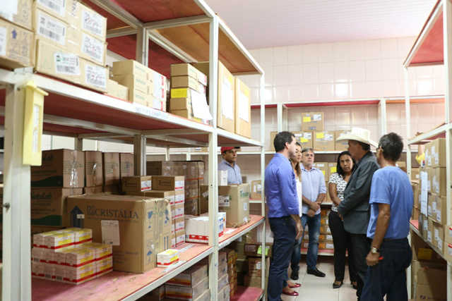 Guerreiro visita almoxarifado central de Três Lagoas e constata falta no estoque de remédios. Foto: Ascom