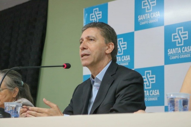 Esacheu Nascimento, presidente da Santa Casa, em entrevista coletiva (Foto: Marcos Maluf)