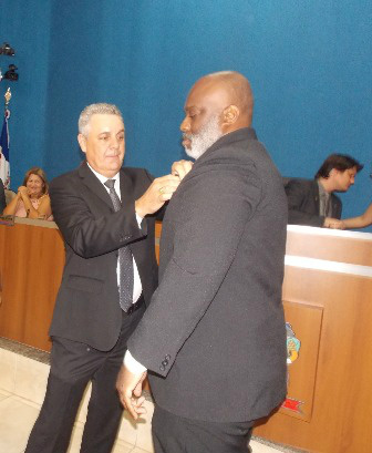 O Prefeito Angelo Guerreiro colocou o boton no vereador Renée Venâncio na primeira sessão da Câmara. 