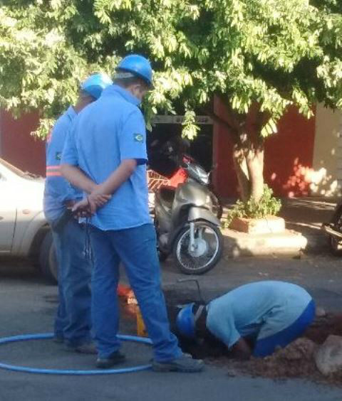 Colaboradores da Sanesul contendo vazamento na Rua Oscar Guimarães