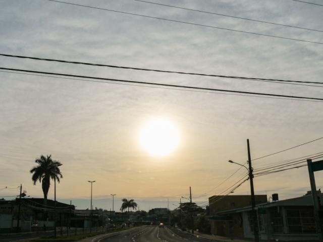 Início da manhã na Avenida Fernando Corrêa da Costa, em Campo Grande. (Foto: Henrique Kawaminami)