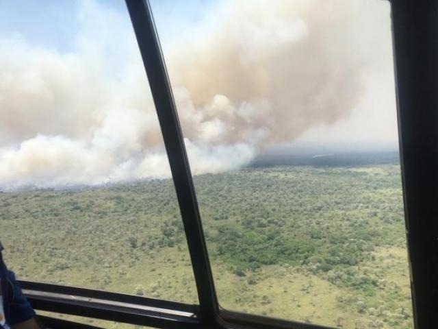 Cortina de fumaça registrada durante sobrevoo do Corpo de Bombeiros na região. (Foto: Corpo de Bombeiros)