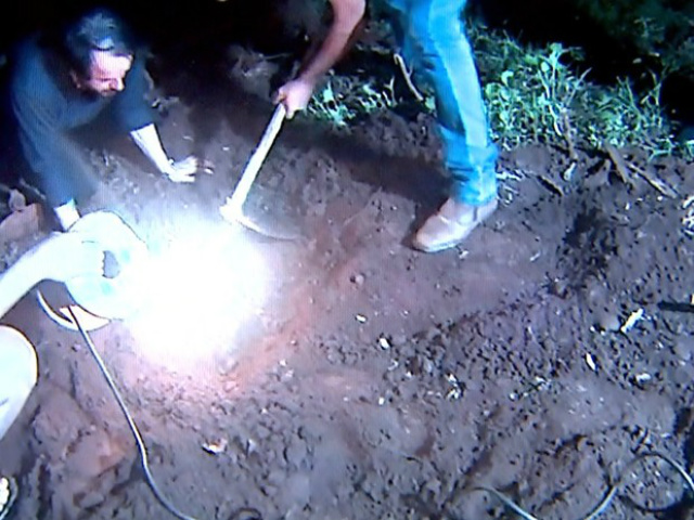 Investigadores encontraram fragmentos de ossos no quintal da casa da lavradora (Foto: Reprodução/EPTV)