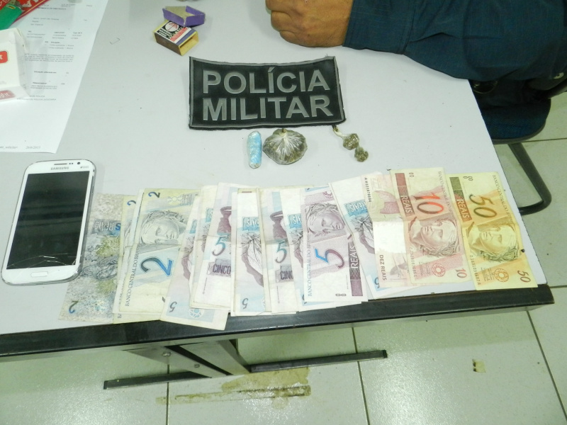 Após busca no imóvel, Polícia encontro uma quantidade de maconha e cocaína e também o valor de R$ 158 e várias notas de R$ 5.Foto: Reprodução