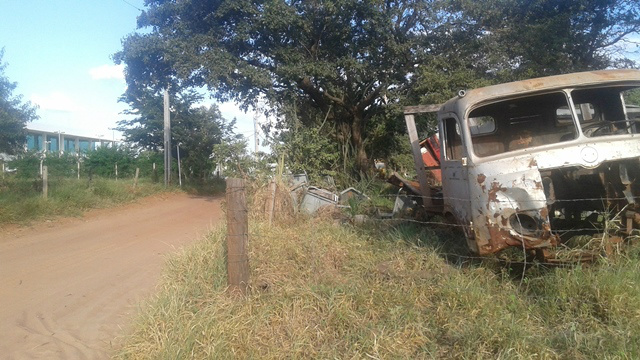 Carcaça de veículos abandonados ao lado do IFMS