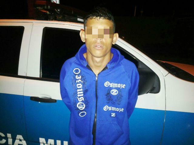R. S. O. de 19 anos detido no Jardim Moçambique na noite de sábado (11/07) por suspeita de tráfico e aliciamento de menor ao uso de drogas.