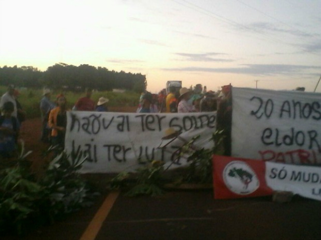 MST interdita BR-163 em Mundo Novo (Foto: MST Divulgação)