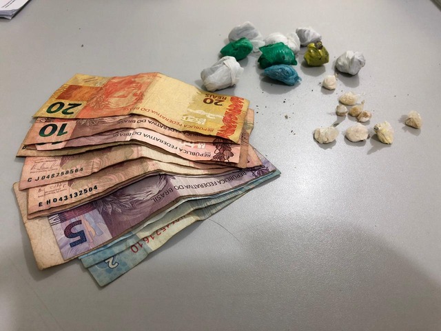 Drogas e dinheiro apreendidos durante a ação. Foto: Polícia de Brasilândia.