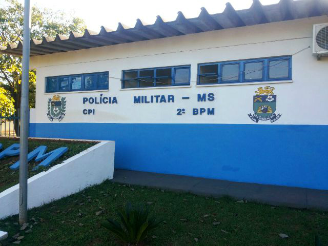 Mulher procura a Polícia Militar para denunciar que um veículo ocupado por alguém supostamente embriagado havia colidido em seu veículo