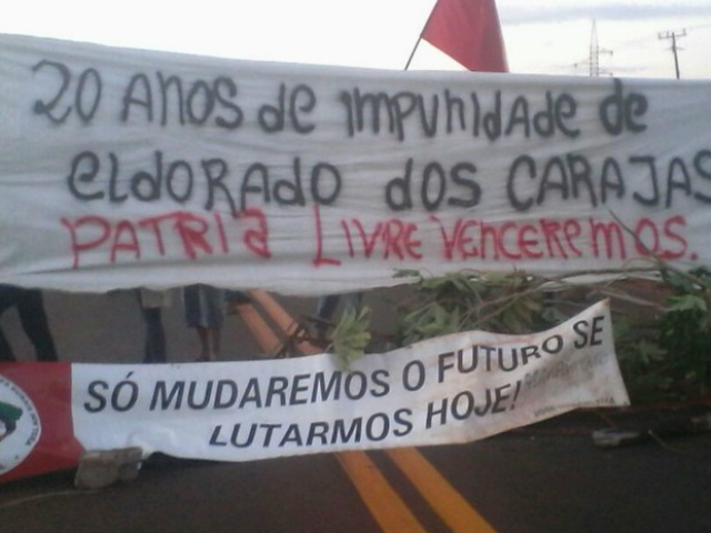 MST levou faixas, cartazes, galhos e pedaços de pau para rodovia (Foto: MST Divulgação)