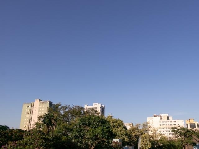 Campo Grande com céu claro no início desta quinta-feira. (Foto: Henrique Kawaminami)
