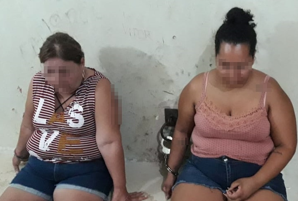 Duas mulheres também foram detidas na rua Paranaíba, nas proximidades da Lagoa Maior. Elas foram identificadas como J. M. F., de 26 anos e R. M. F., de 55 anos.